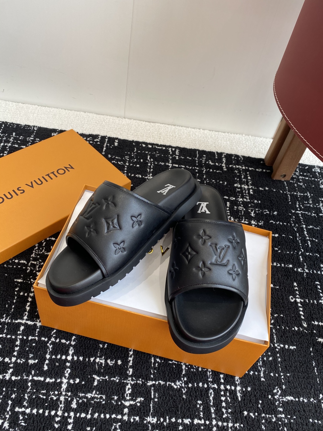 代购级
Louis vuitton 25ss 沙滩拖 又一爆款 最新 顶配版本

LV一出即巅峰的超爆款