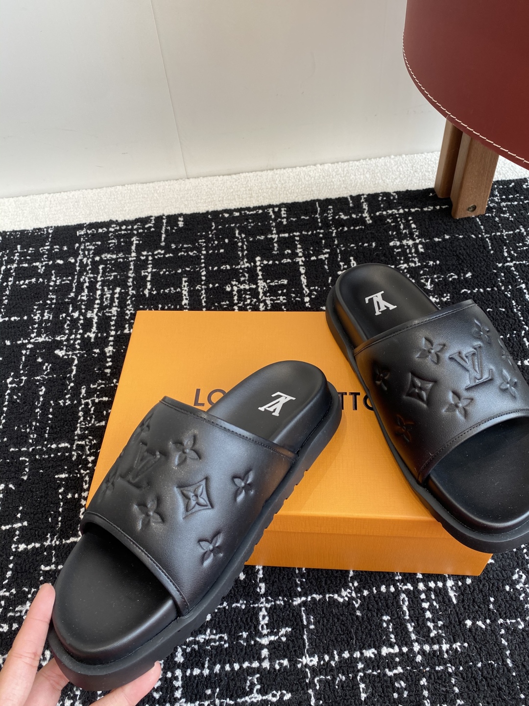 代购级
Louis vuitton 25ss 沙滩拖 又一爆款 最新 顶配版本

LV一出即巅峰的超爆款