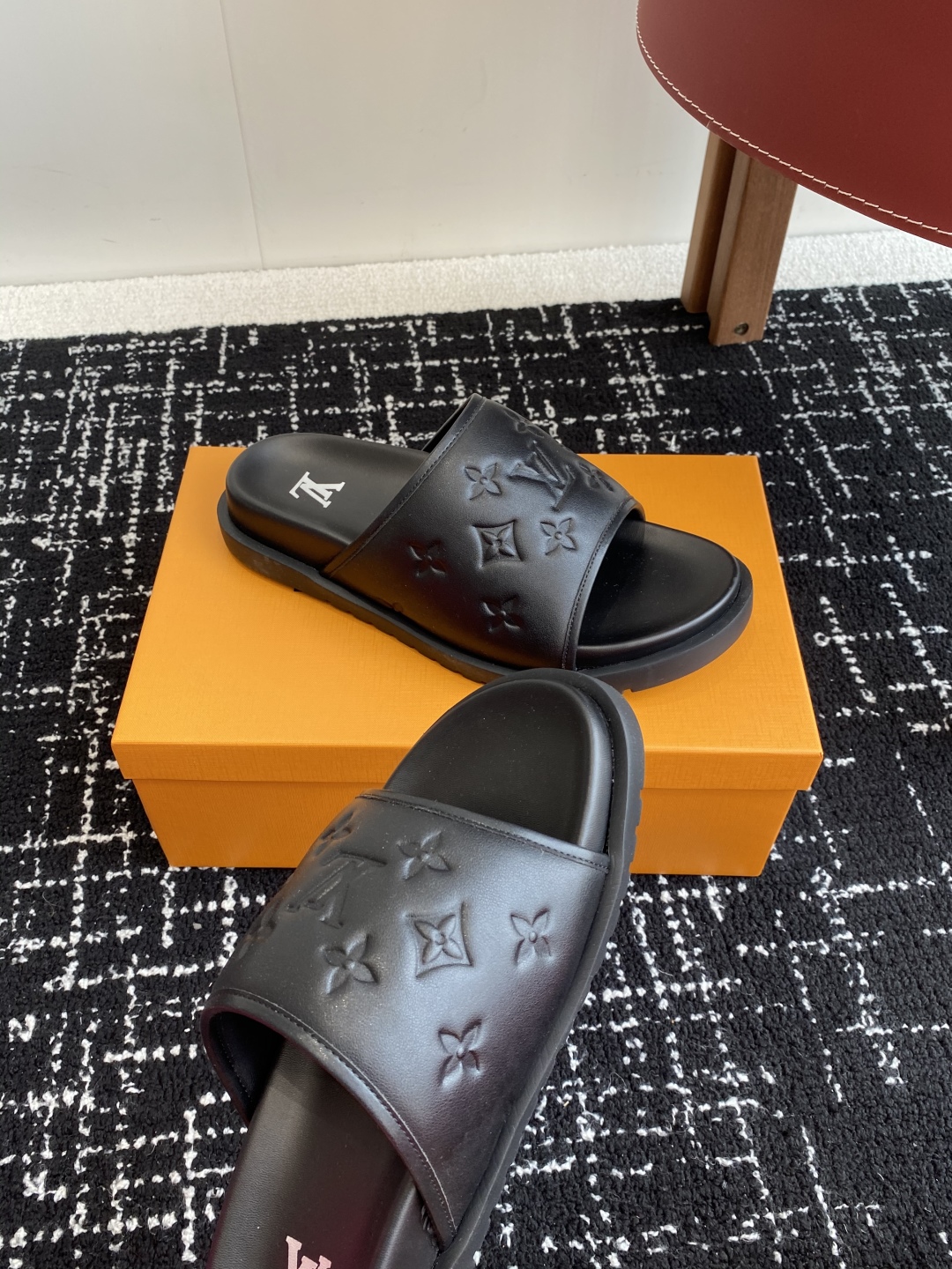 代购级
Louis vuitton 25ss 沙滩拖 又一爆款 最新 顶配版本

LV一出即巅峰的超爆款