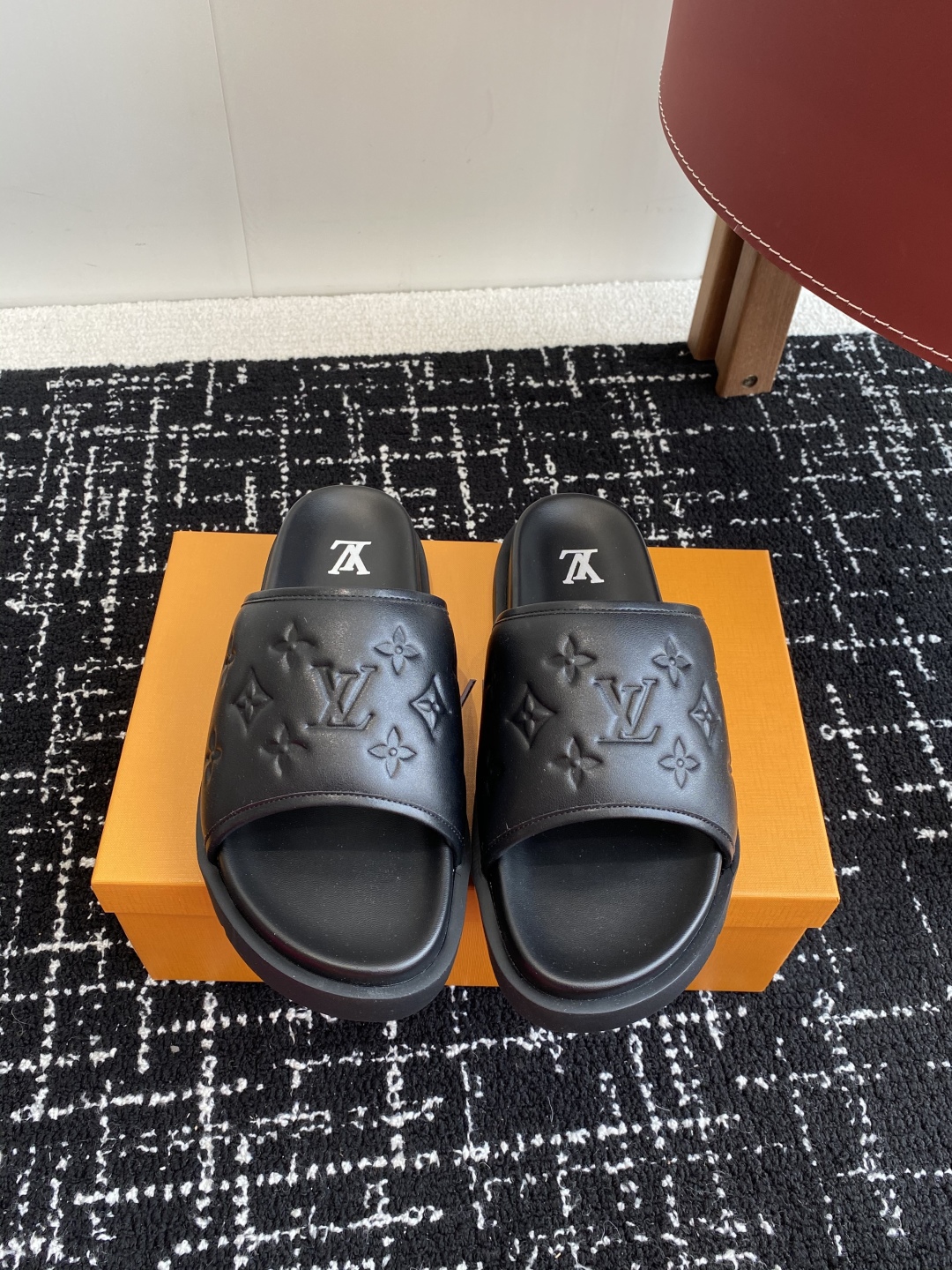 代购级
Louis vuitton 25ss 沙滩拖 又一爆款 最新 顶配版本

LV一出即巅峰的超爆款