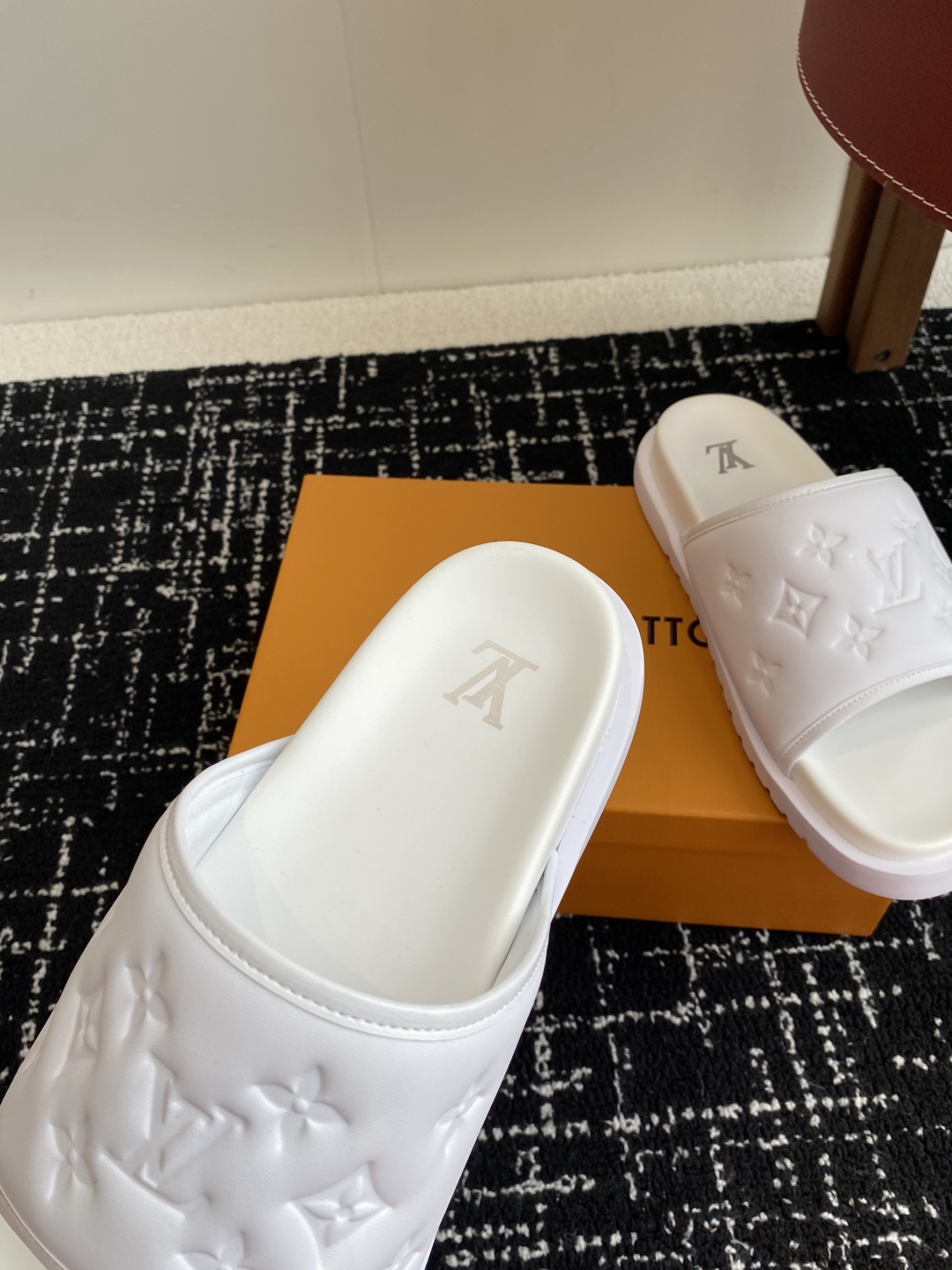 代购级
Louis vuitton 25ss 沙滩拖 又一爆款 最新 顶配版本

LV一出即巅峰的超爆款