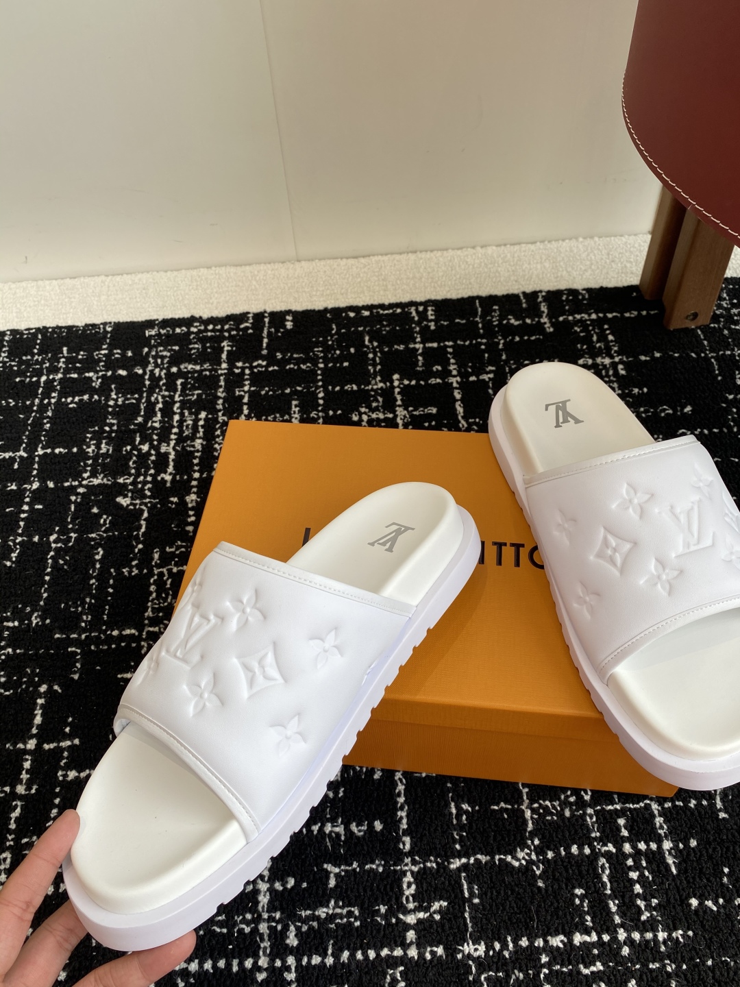 代购级
Louis vuitton 25ss 沙滩拖 又一爆款 最新 顶配版本

LV一出即巅峰的超爆款