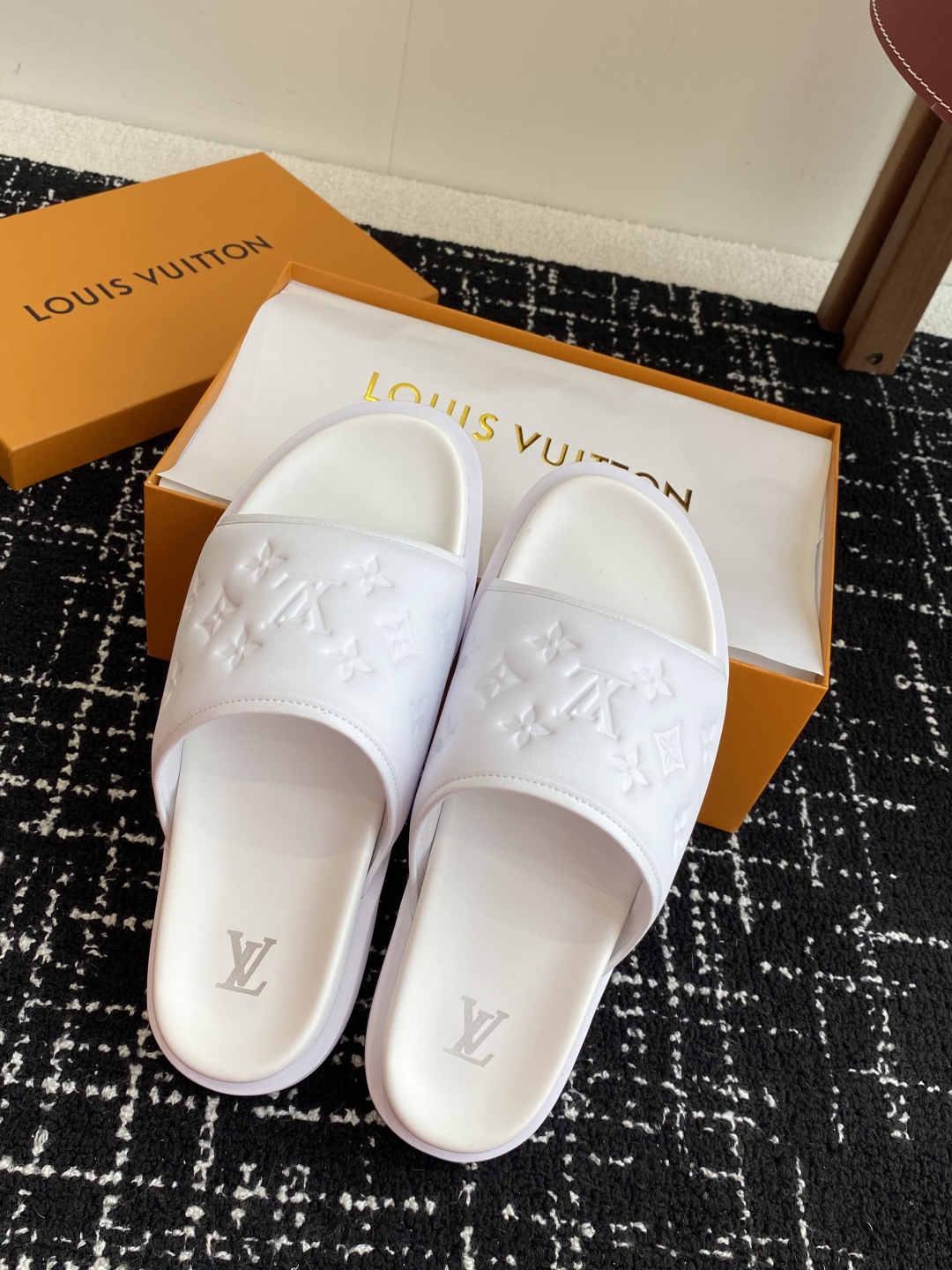 代购级
Louis vuitton 25ss 沙滩拖 又一爆款 最新 顶配版本

LV一出即巅峰的超爆款