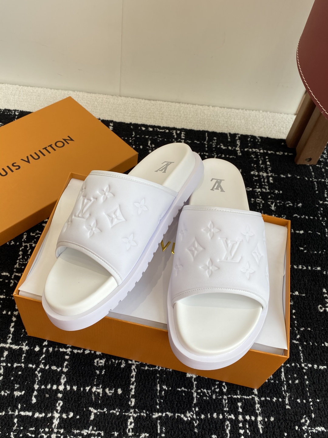 代购级
Louis vuitton 25ss 沙滩拖 又一爆款 最新 顶配版本

LV一出即巅峰的超爆款