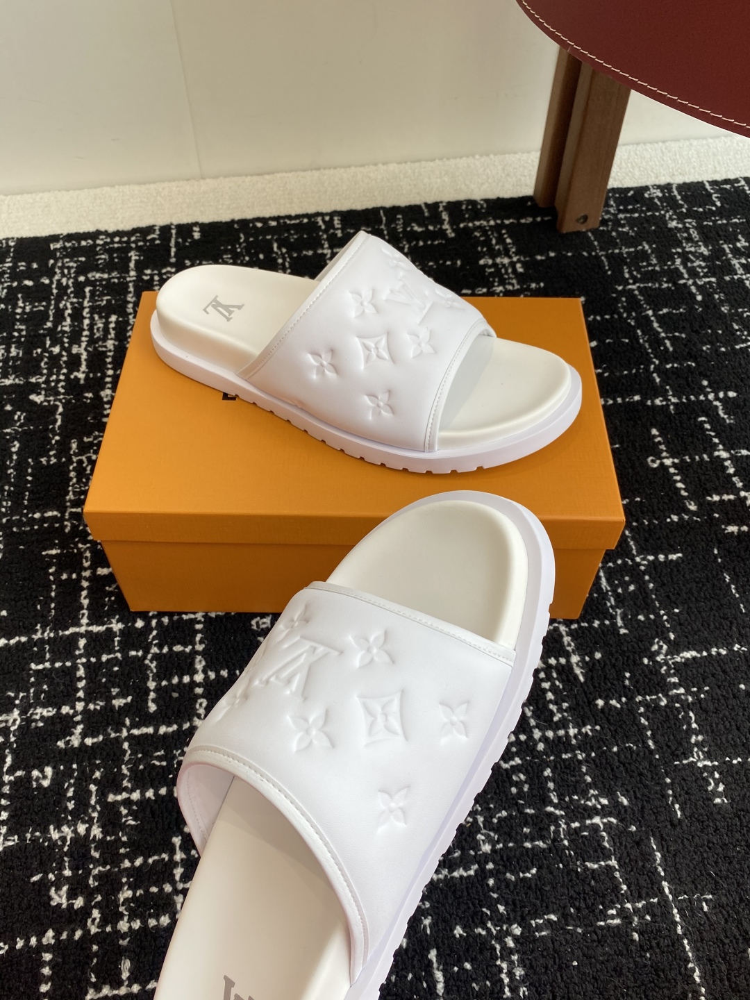 代购级
Louis vuitton 25ss 沙滩拖 又一爆款 最新 顶配版本

LV一出即巅峰的超爆款