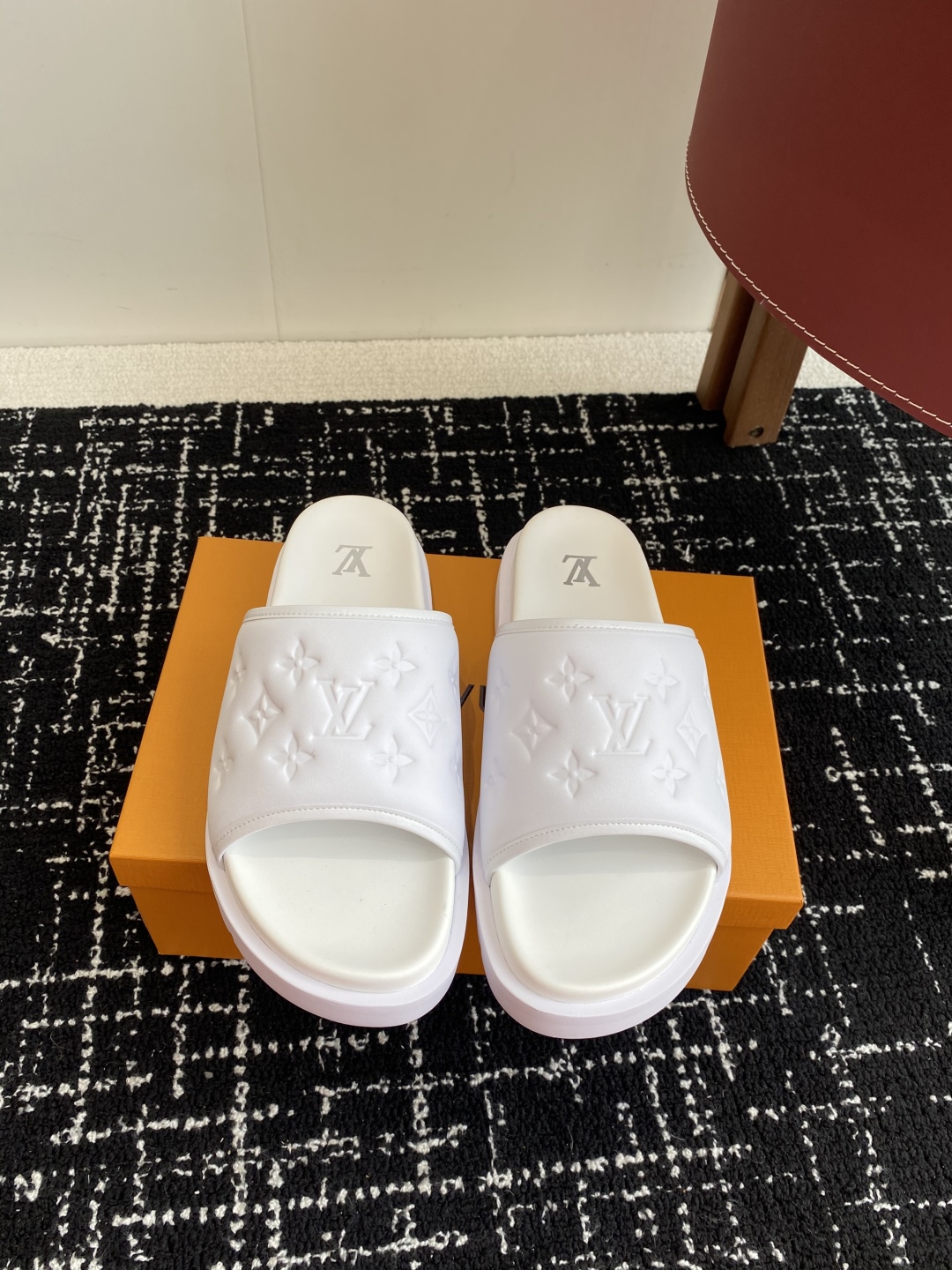 代购级
Louis vuitton 25ss 沙滩拖 又一爆款 最新 顶配版本

LV一出即巅峰的超爆款