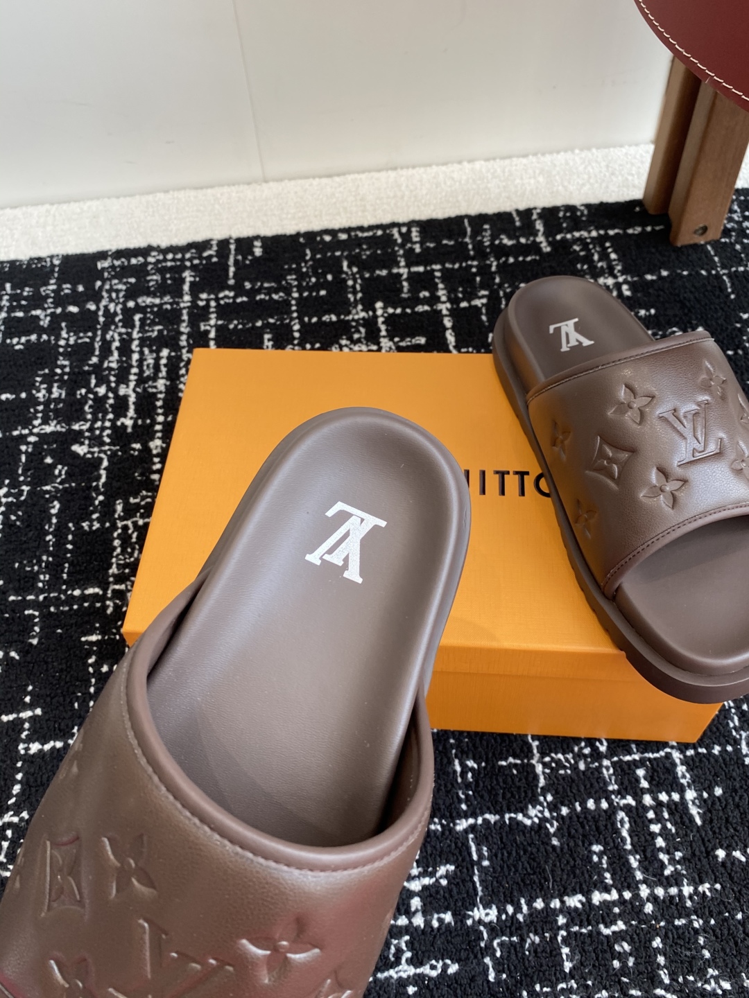 代购级
Louis vuitton 25ss 沙滩拖 又一爆款 最新 顶配版本

LV一出即巅峰的超爆款