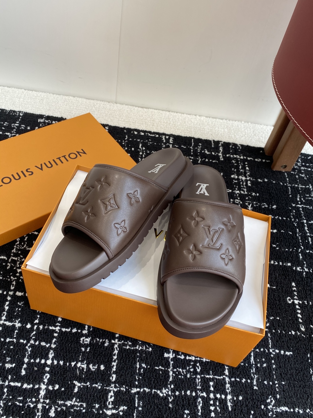 代购级
Louis vuitton 25ss 沙滩拖 又一爆款 最新 顶配版本

LV一出即巅峰的超爆款