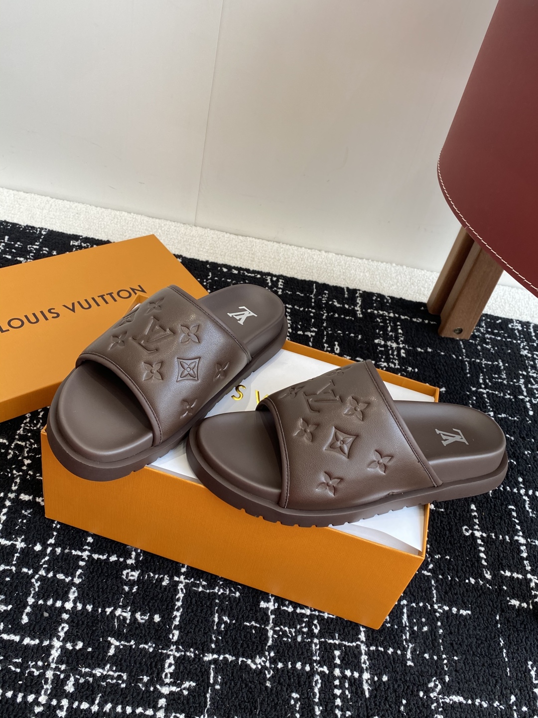代购级
Louis vuitton 25ss 沙滩拖 又一爆款 最新 顶配版本

LV一出即巅峰的超爆款
