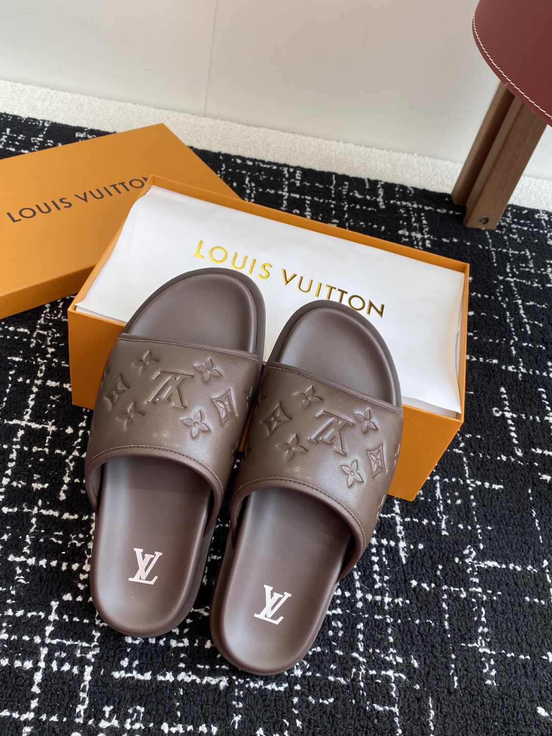 代购级
Louis vuitton 25ss 沙滩拖 又一爆款 最新 顶配版本

LV一出即巅峰的超爆款
