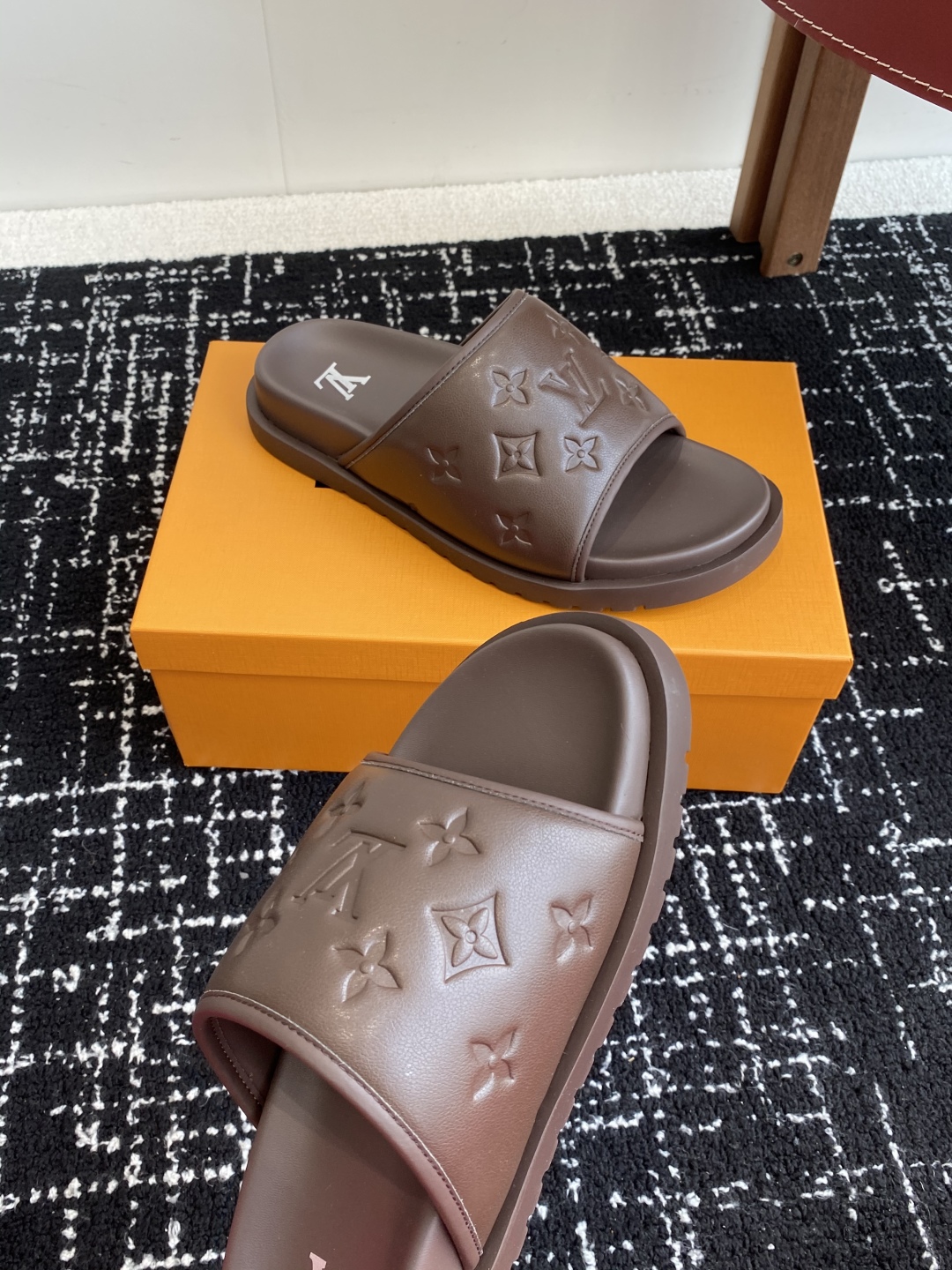 代购级
Louis vuitton 25ss 沙滩拖 又一爆款 最新 顶配版本

LV一出即巅峰的超爆款