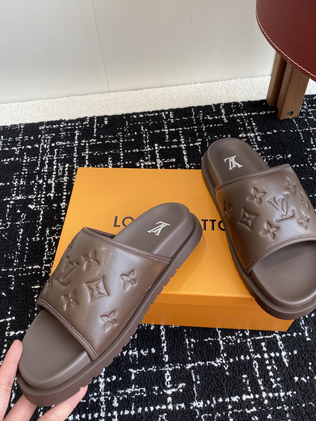 代购级
Louis vuitton 25ss 沙滩拖 又一爆款 最新 顶配版本

LV一出即巅峰的超爆款