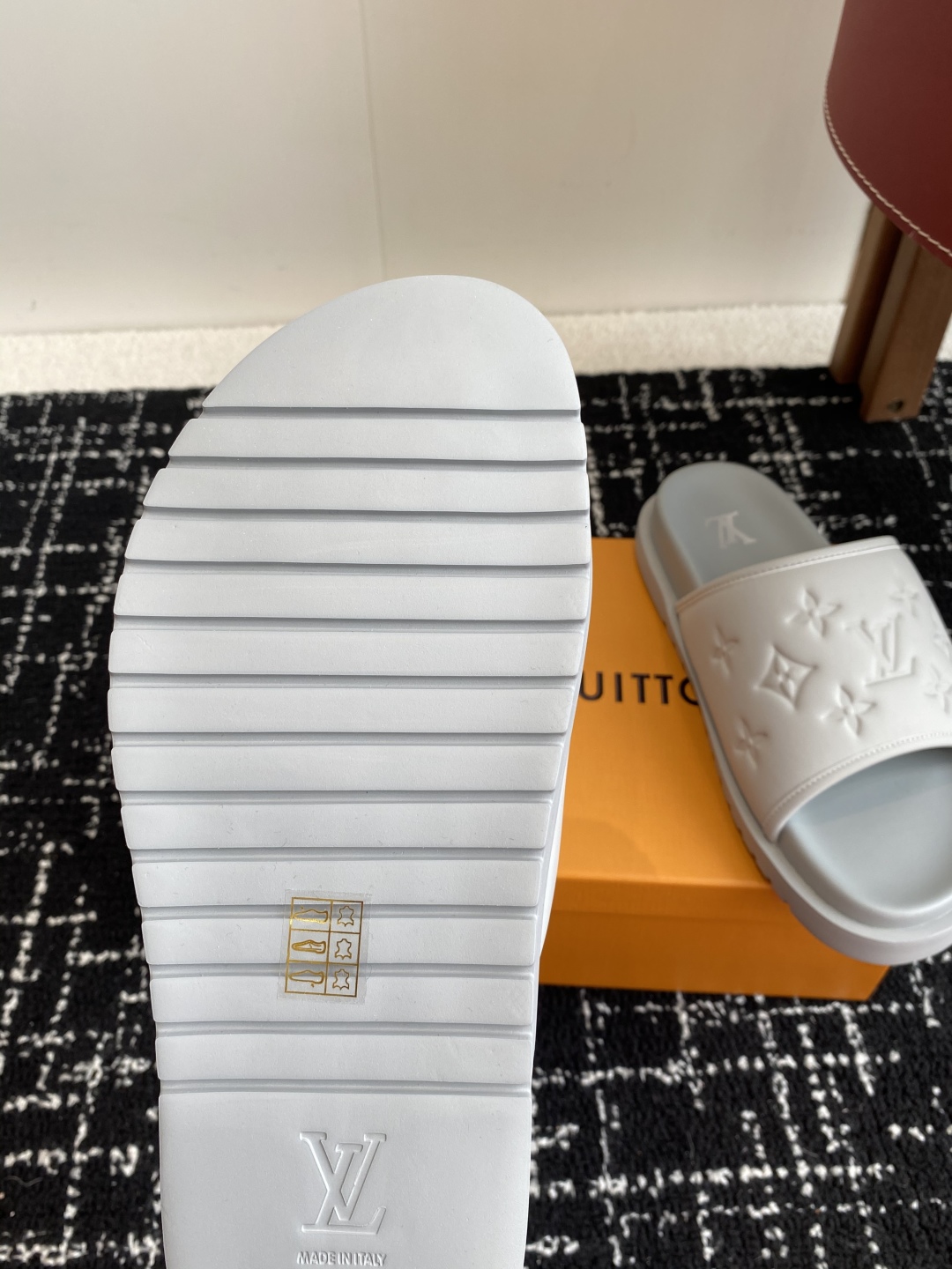 代购级
Louis vuitton 25ss 沙滩拖 又一爆款 最新 顶配版本

LV一出即巅峰的超爆款