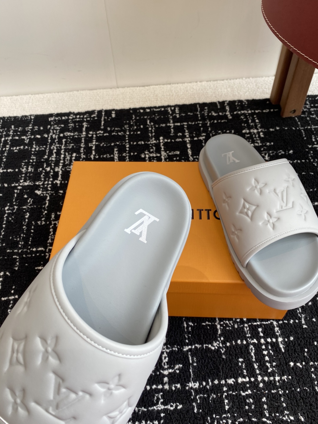 代购级
Louis vuitton 25ss 沙滩拖 又一爆款 最新 顶配版本

LV一出即巅峰的超爆款