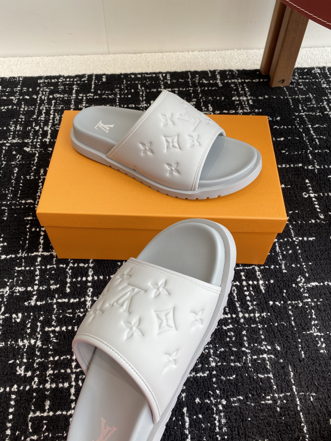 代购级
Louis vuitton 25ss 沙滩拖 又一爆款 最新 顶配版本

LV一出即巅峰的超爆款