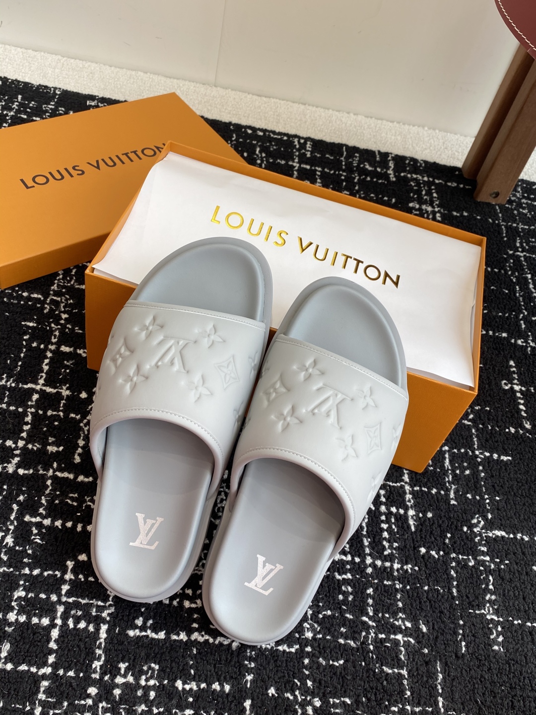 代购级
Louis vuitton 25ss 沙滩拖 又一爆款 最新 顶配版本

LV一出即巅峰的超爆款