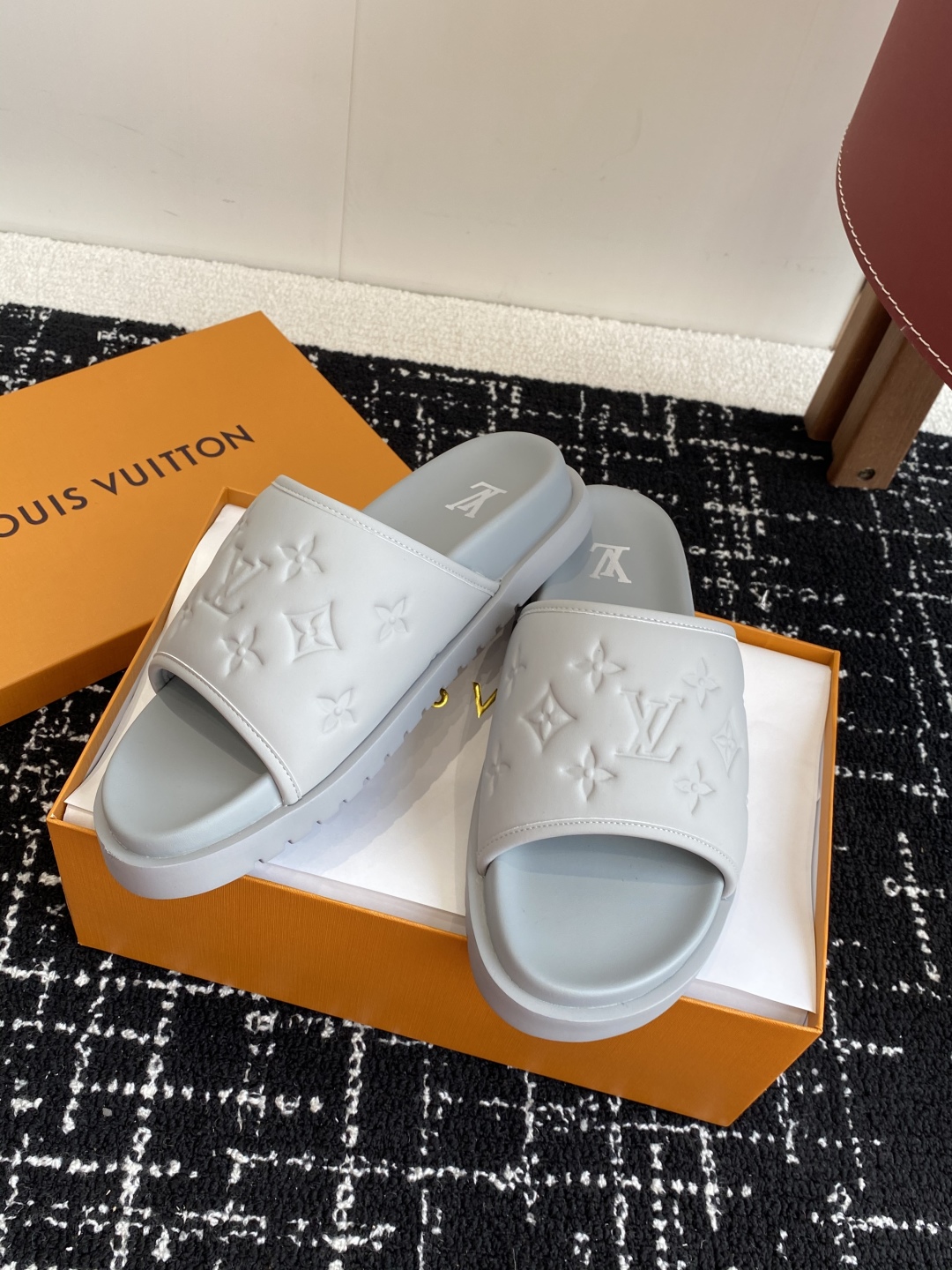 代购级
Louis vuitton 25ss 沙滩拖 又一爆款 最新 顶配版本

LV一出即巅峰的超爆款