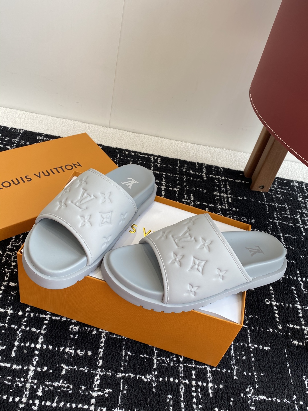 代购级
Louis vuitton 25ss 沙滩拖 又一爆款 最新 顶配版本

LV一出即巅峰的超爆款