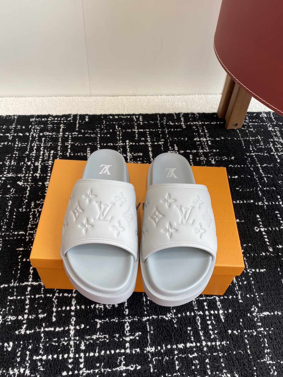 代购级
Louis vuitton 25ss 沙滩拖 又一爆款 最新 顶配版本

LV一出即巅峰的超爆款