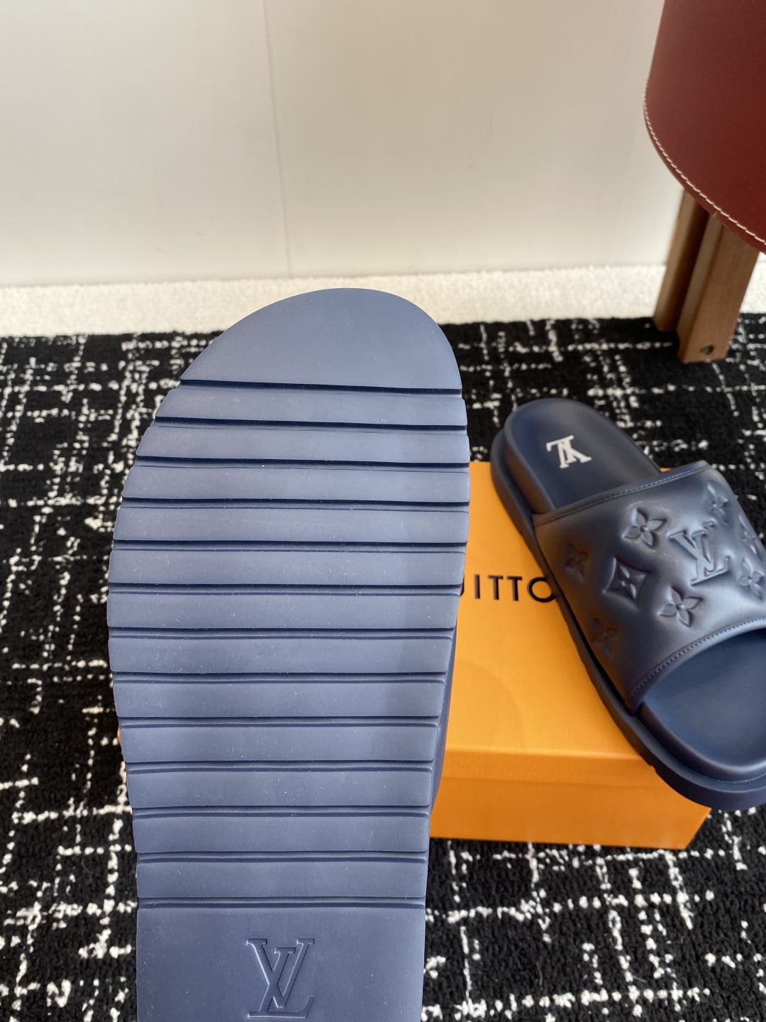 代购级
Louis vuitton 25ss 沙滩拖 又一爆款 最新 顶配版本

LV一出即巅峰的超爆款
