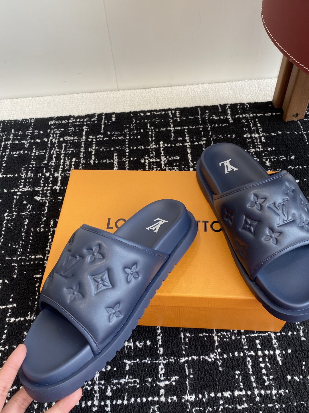 代购级
Louis vuitton 25ss 沙滩拖 又一爆款 最新 顶配版本

LV一出即巅峰的超爆款