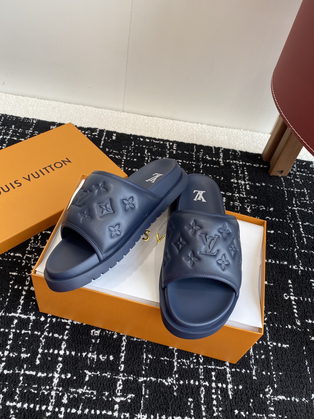 代购级
Louis vuitton 25ss 沙滩拖 又一爆款 最新 顶配版本

LV一出即巅峰的超爆款