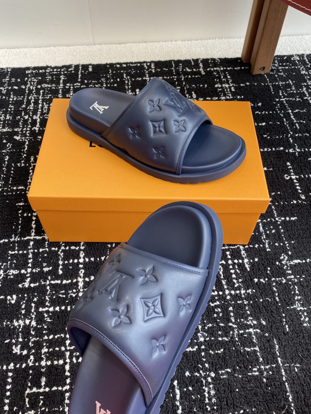 代购级
Louis vuitton 25ss 沙滩拖 又一爆款 最新 顶配版本

LV一出即巅峰的超爆款