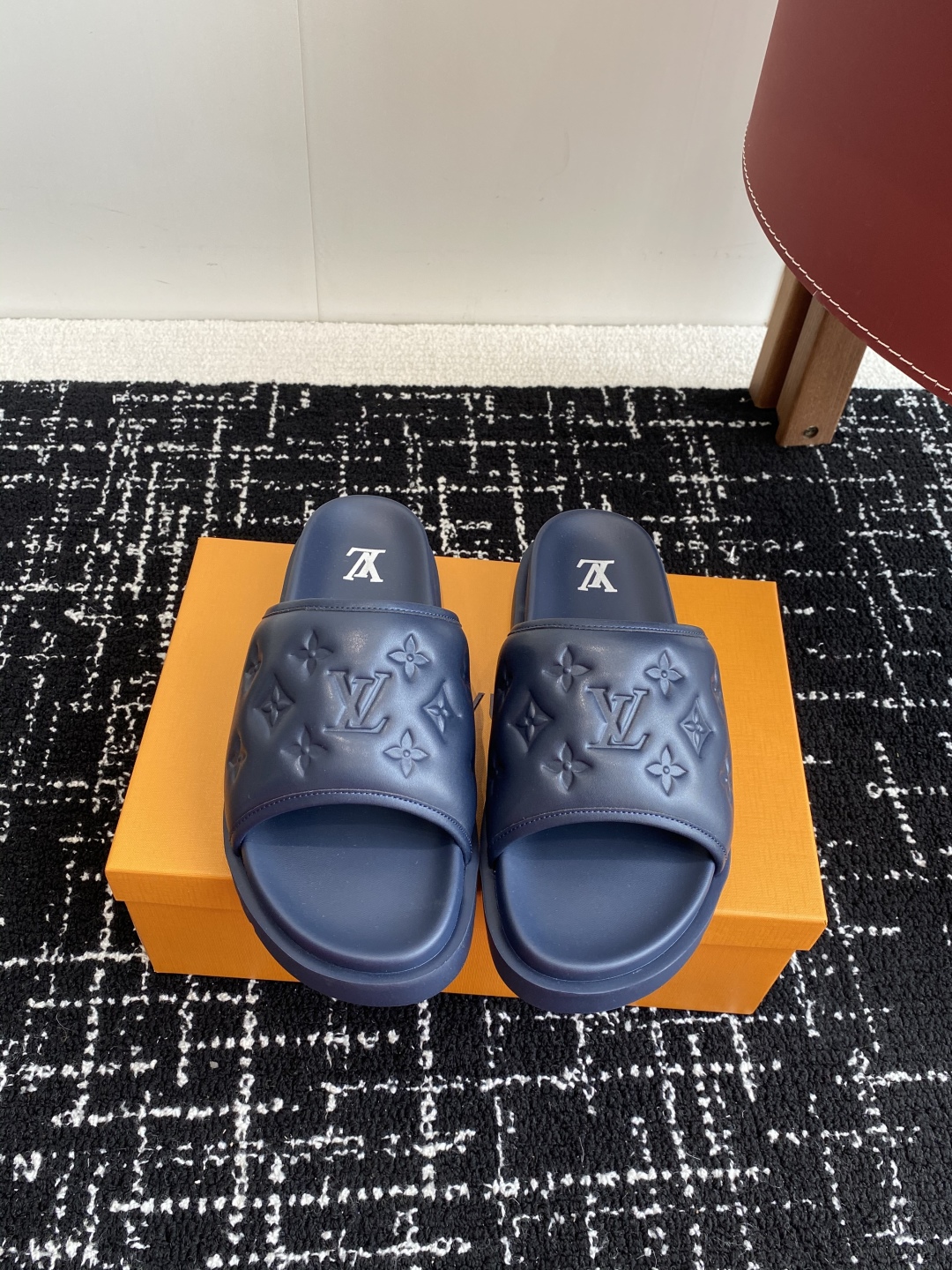 代购级
Louis vuitton 25ss 沙滩拖 又一爆款 最新 顶配版本

LV一出即巅峰的超爆款