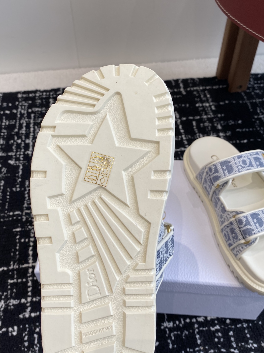 代购级
Dior ACT魔术贴 拖鞋 凉鞋，舒适又有颜值，细节感十足，上脚也很舒服哟

比起小香，它更不