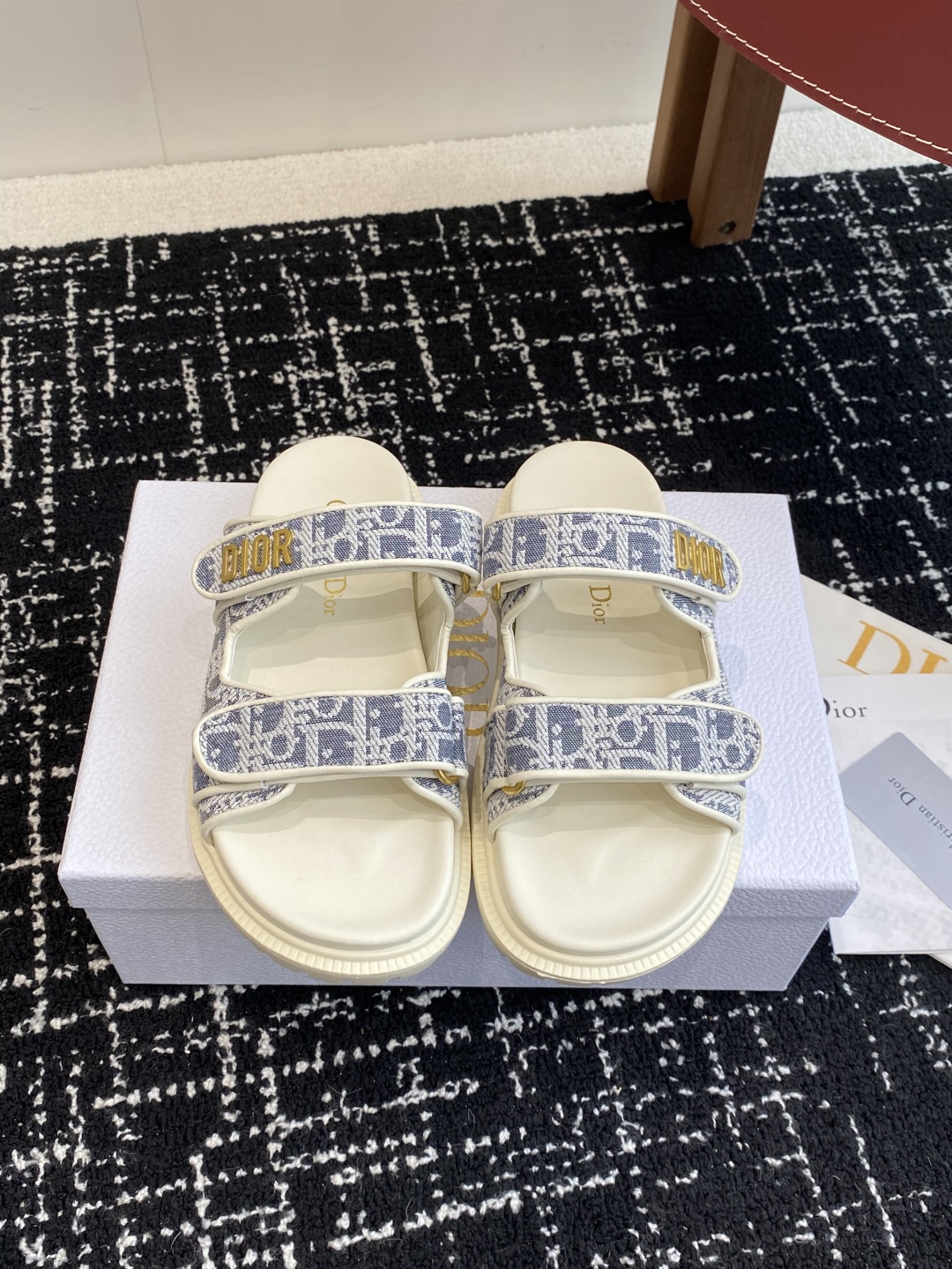 代购级
Dior ACT魔术贴 拖鞋 凉鞋，舒适又有颜值，细节感十足，上脚也很舒服哟

比起小香，它更不