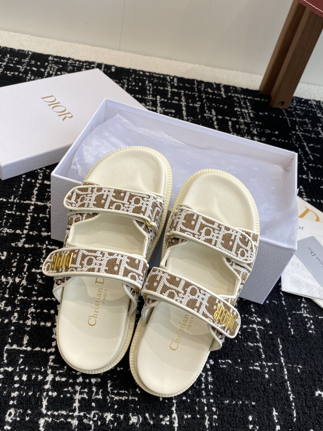 代购级
Dior ACT魔术贴 拖鞋 凉鞋，舒适又有颜值，细节感十足，上脚也很舒服哟

比起小香，它更不