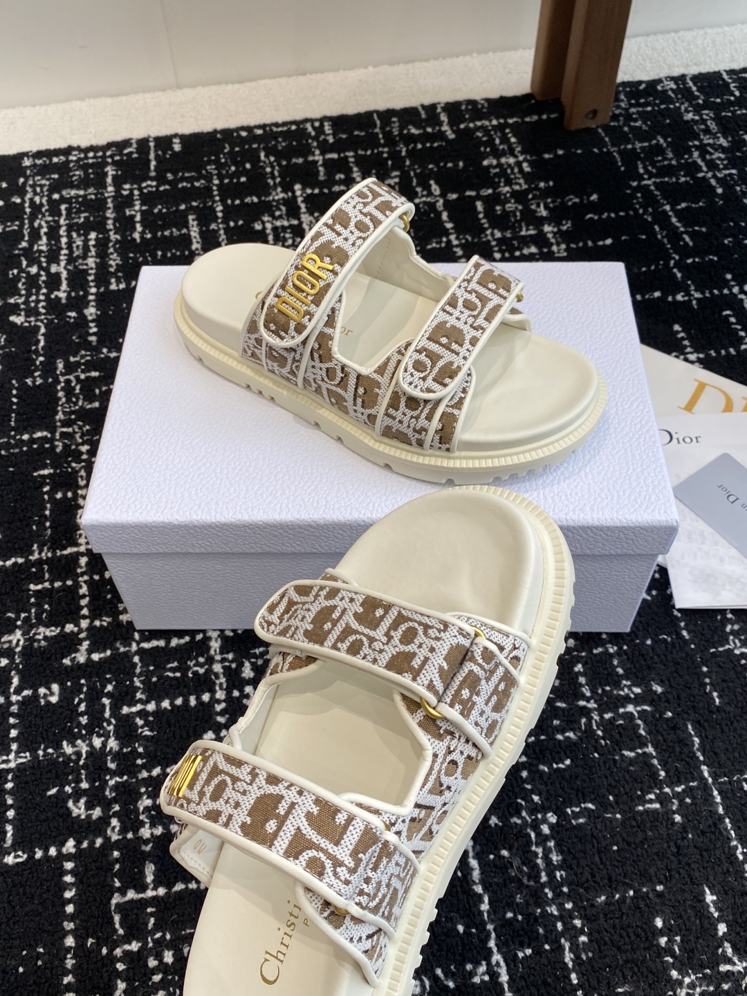 代购级
Dior ACT魔术贴 拖鞋 凉鞋，舒适又有颜值，细节感十足，上脚也很舒服哟

比起小香，它更不