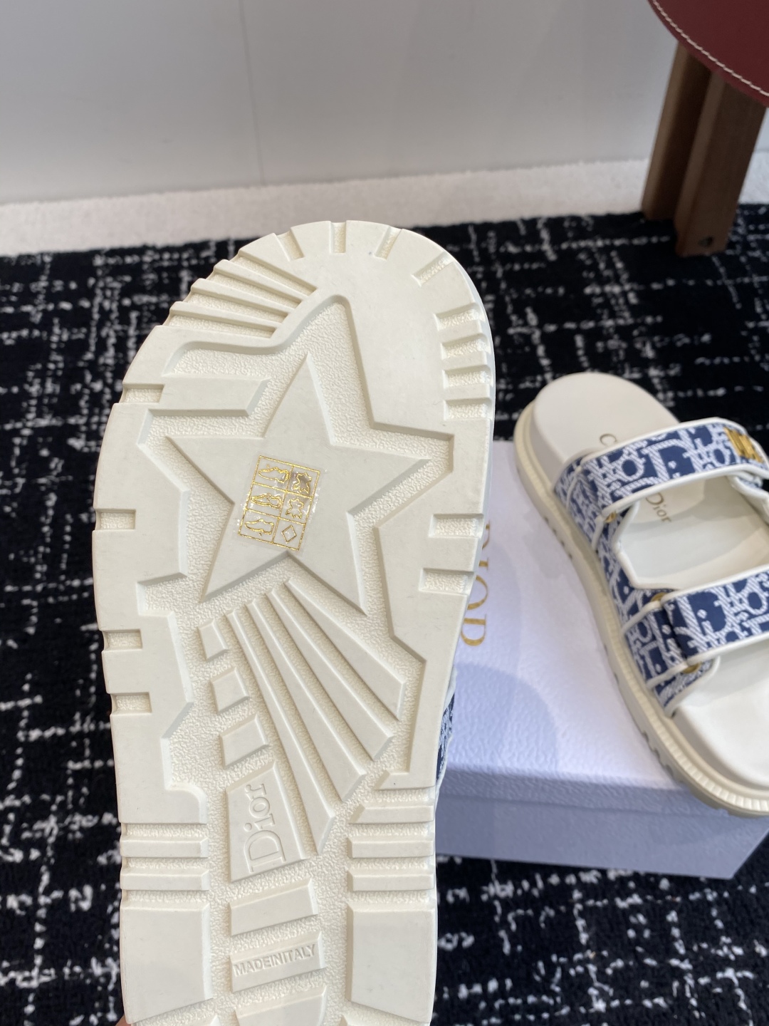 代购级
Dior ACT魔术贴 拖鞋 凉鞋，舒适又有颜值，细节感十足，上脚也很舒服哟

比起小香，它更不