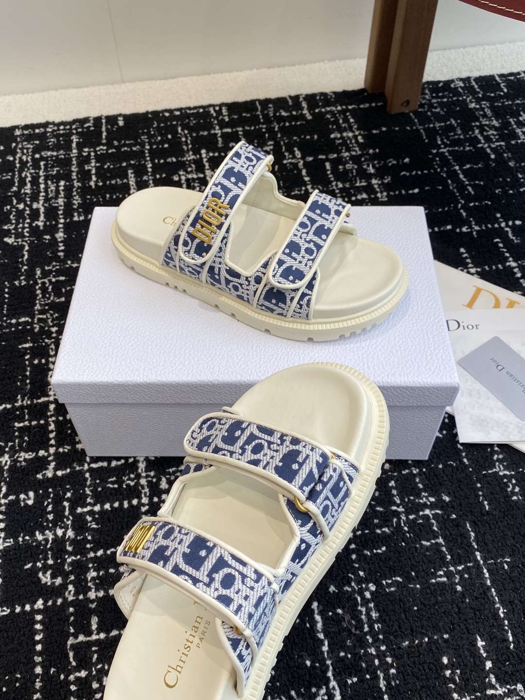 代购级
Dior ACT魔术贴 拖鞋 凉鞋，舒适又有颜值，细节感十足，上脚也很舒服哟

比起小香，它更不