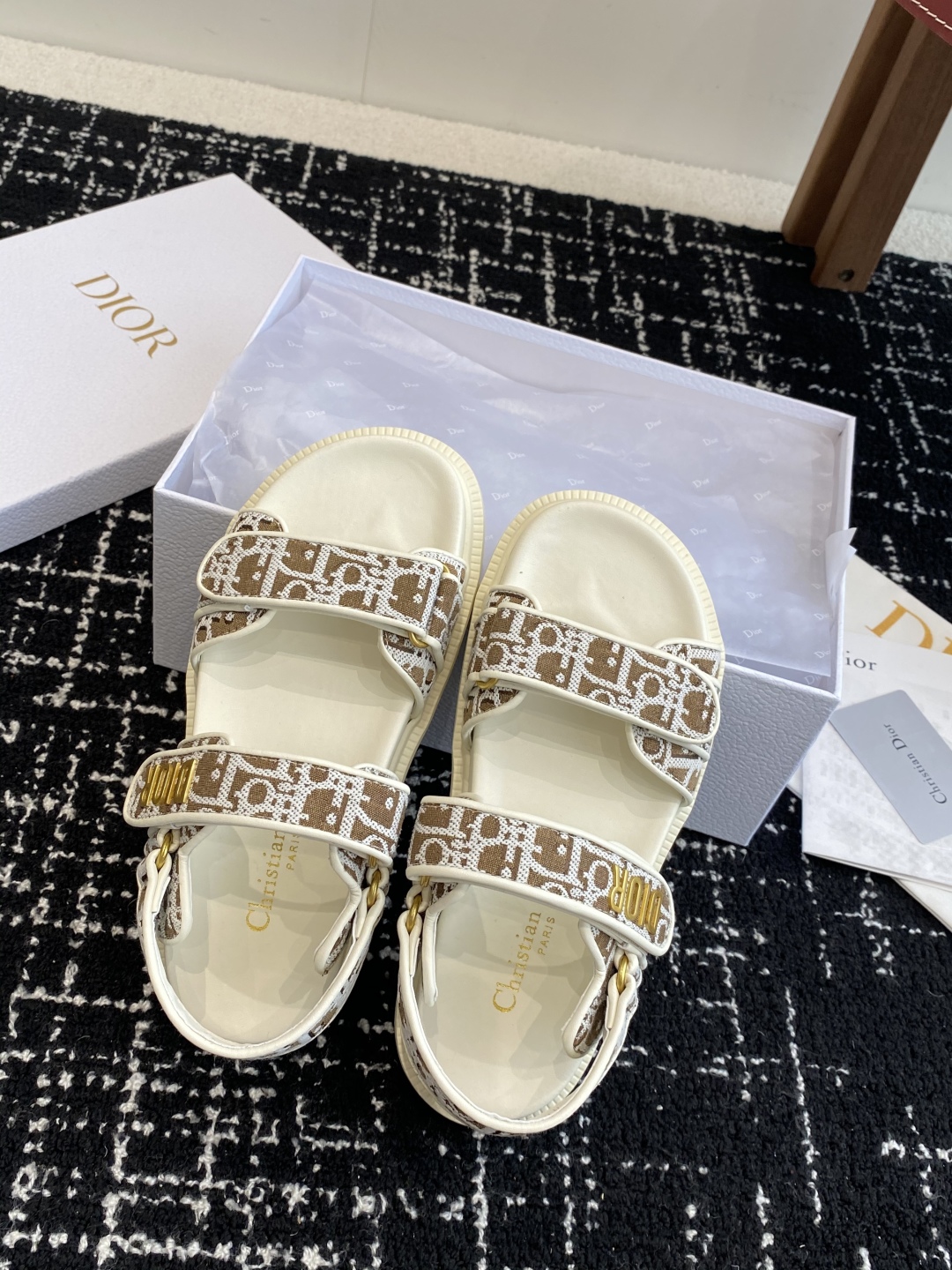 代购级
Dior ACT魔术贴 拖鞋 凉鞋，舒适又有颜值，细节感十足，上脚也很舒服哟

比起小香，它更不