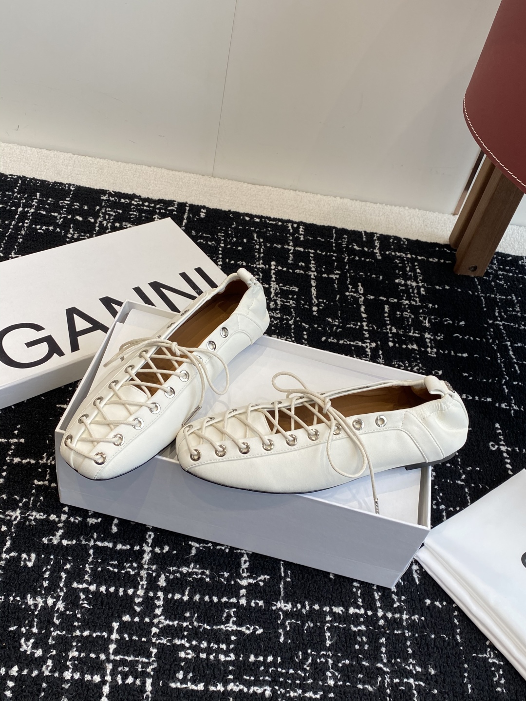 代购级
GANNI 25ss 春夏走秀款单鞋 一年四季都可以穿的单鞋来了，一双封神的四季鞋 简约复古设计