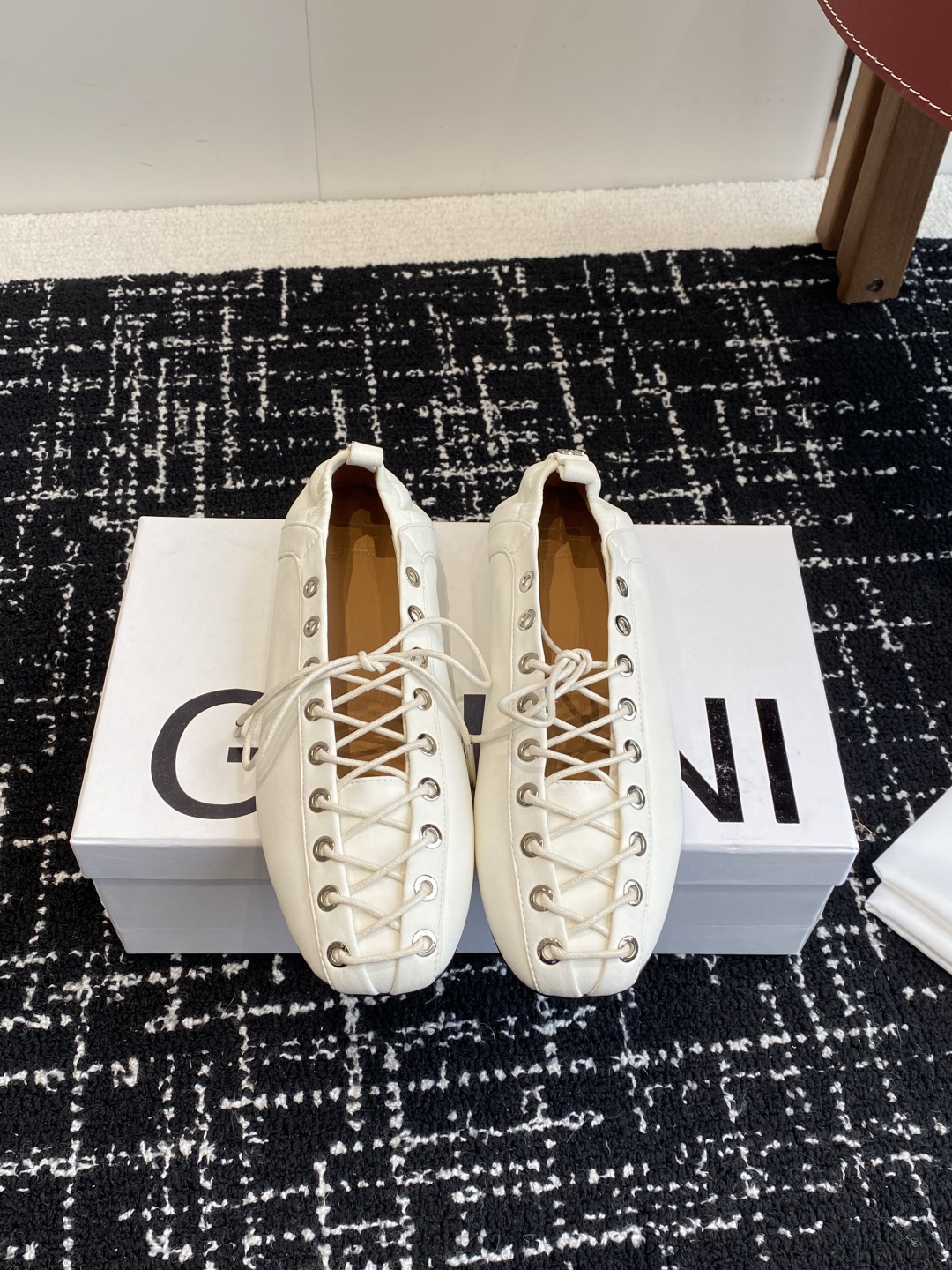 代购级
GANNI 25ss 春夏走秀款单鞋 一年四季都可以穿的单鞋来了，一双封神的四季鞋 简约复古设计