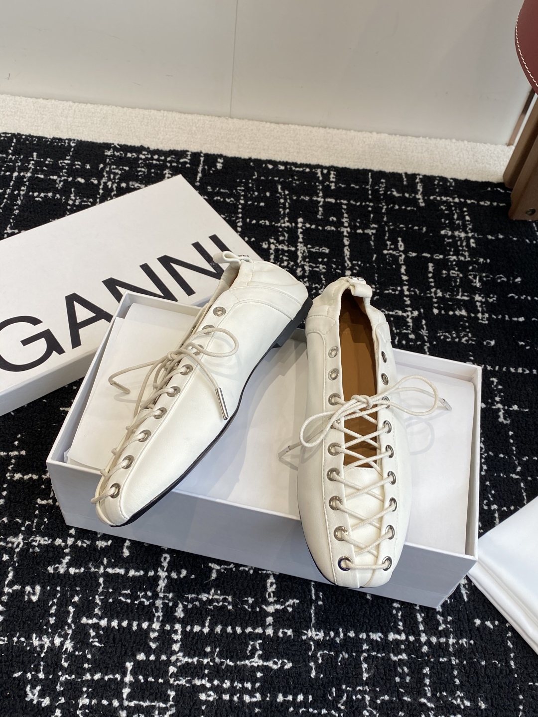 代购级
GANNI 25ss 春夏走秀款单鞋 一年四季都可以穿的单鞋来了，一双封神的四季鞋 简约复古设计