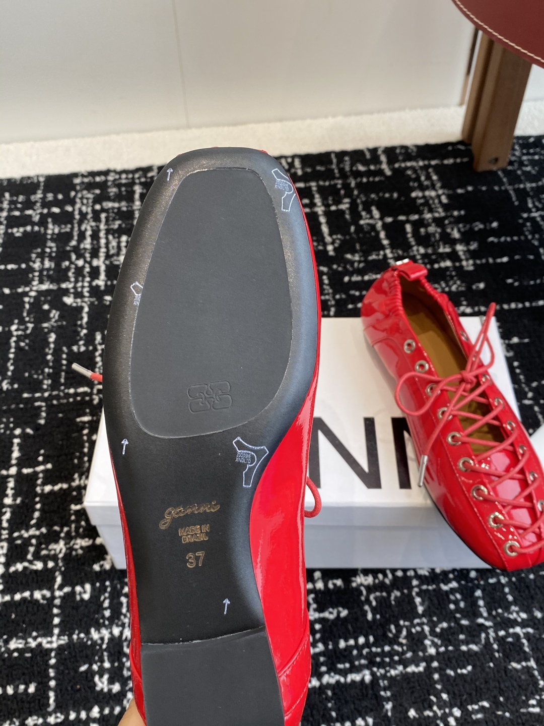 代购级
GANNI 25ss 春夏走秀款单鞋 一年四季都可以穿的单鞋来了，一双封神的四季鞋 简约复古设计