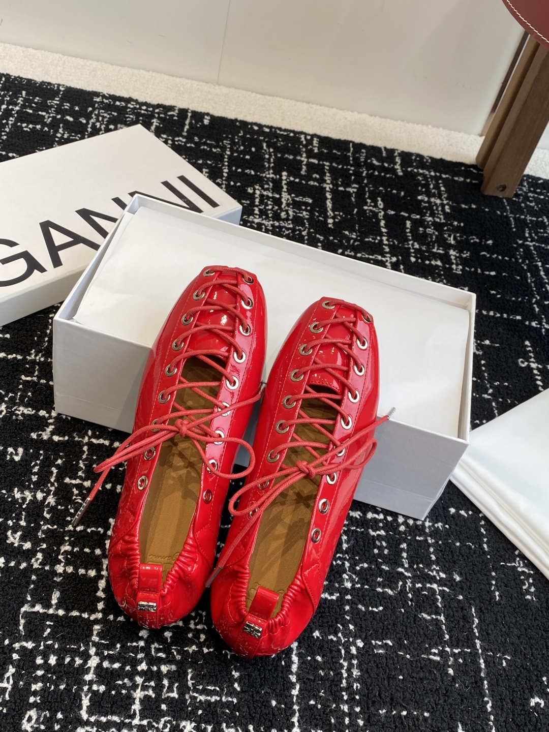 代购级
GANNI 25ss 春夏走秀款单鞋 一年四季都可以穿的单鞋来了，一双封神的四季鞋 简约复古设计