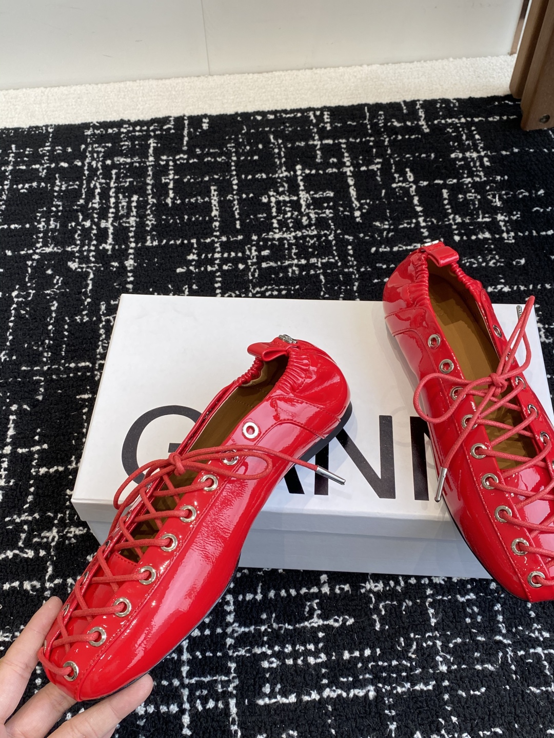 代购级
GANNI 25ss 春夏走秀款单鞋 一年四季都可以穿的单鞋来了，一双封神的四季鞋 简约复古设计