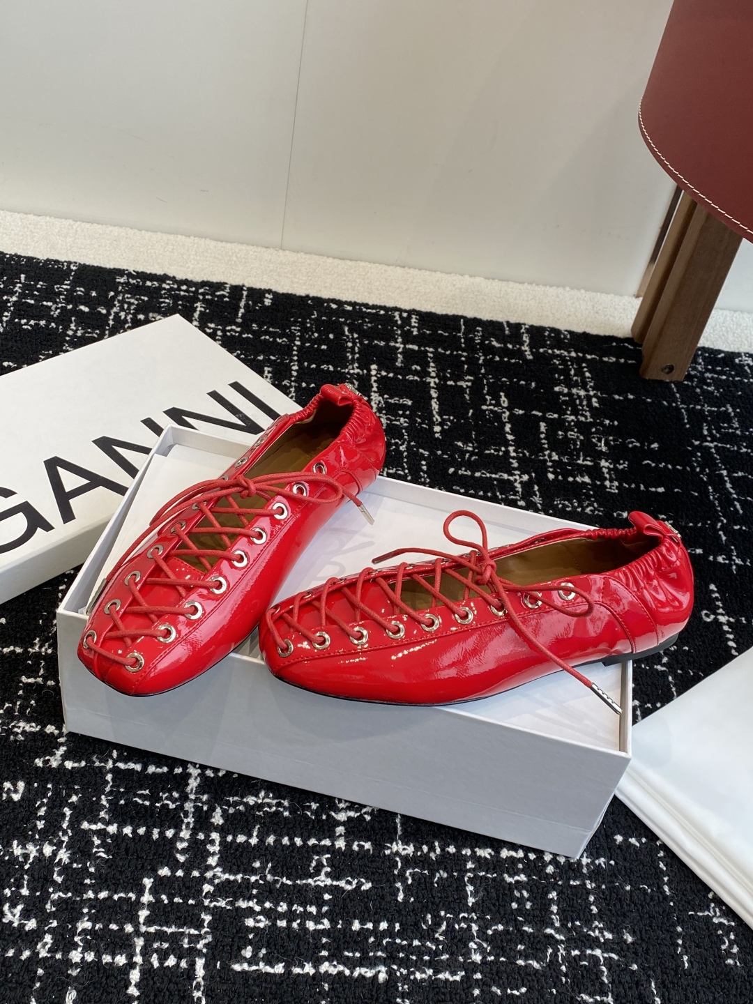 代购级
GANNI 25ss 春夏走秀款单鞋 一年四季都可以穿的单鞋来了，一双封神的四季鞋 简约复古设计