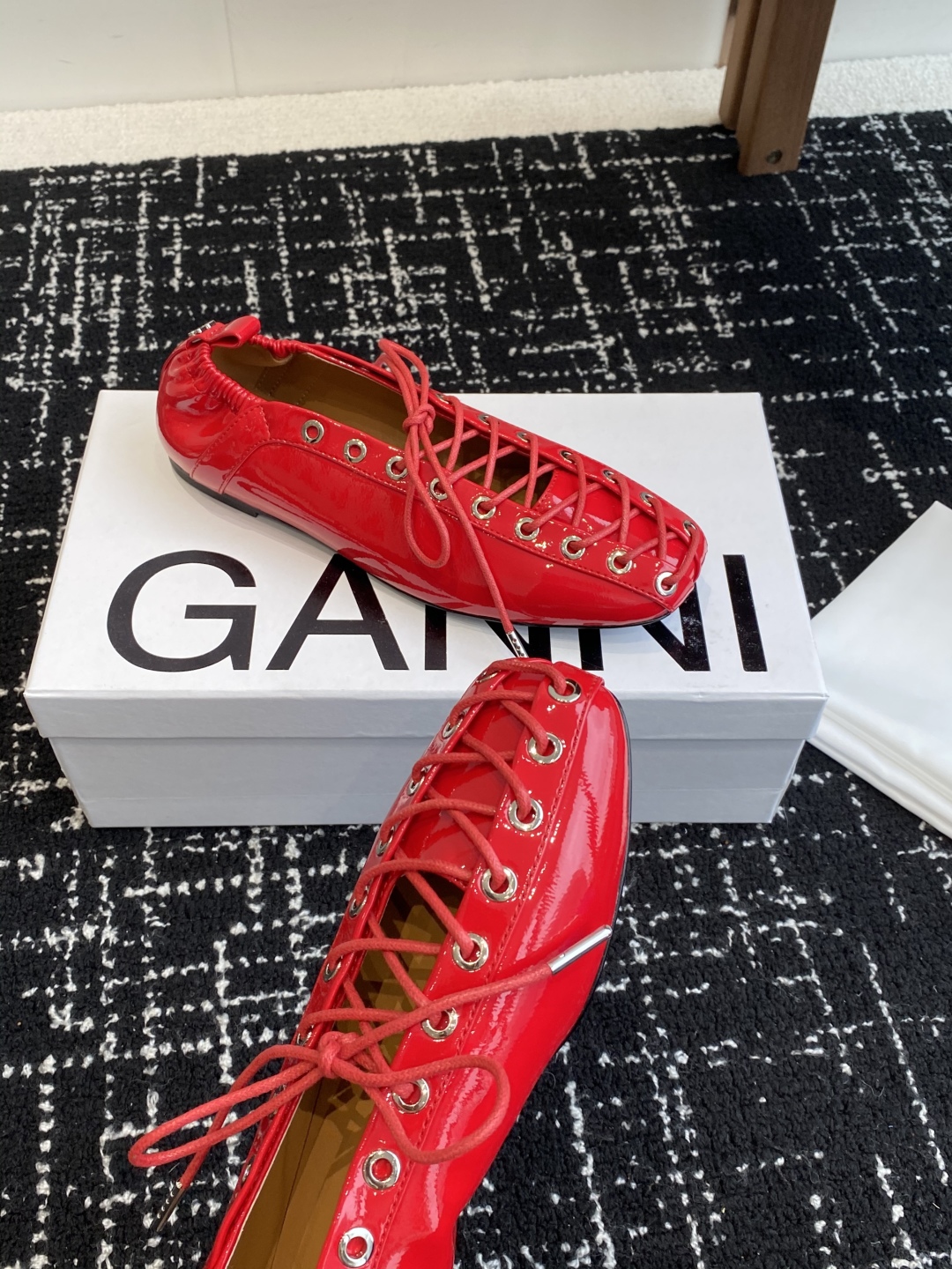 代购级
GANNI 25ss 春夏走秀款单鞋 一年四季都可以穿的单鞋来了，一双封神的四季鞋 简约复古设计