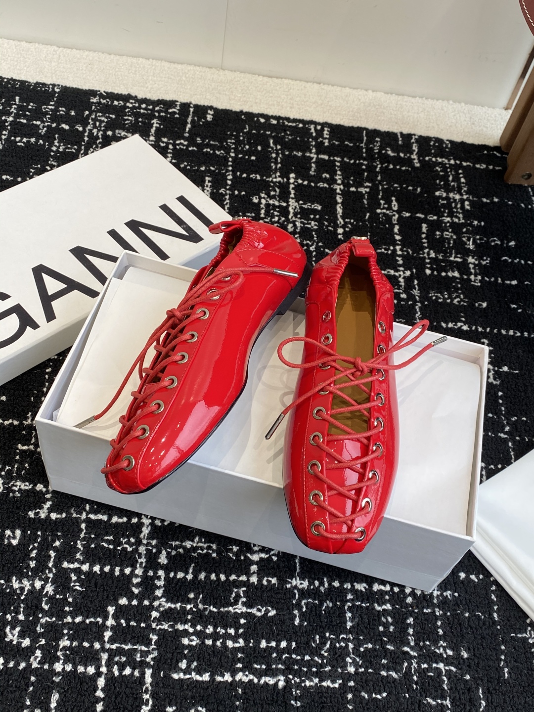 代购级
GANNI 25ss 春夏走秀款单鞋 一年四季都可以穿的单鞋来了，一双封神的四季鞋 简约复古设计