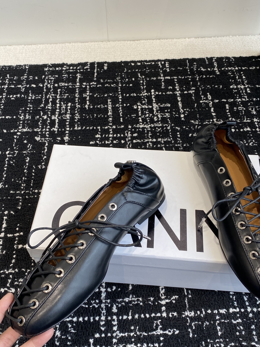代购级
GANNI 25ss 春夏走秀款单鞋 一年四季都可以穿的单鞋来了，一双封神的四季鞋 简约复古设计