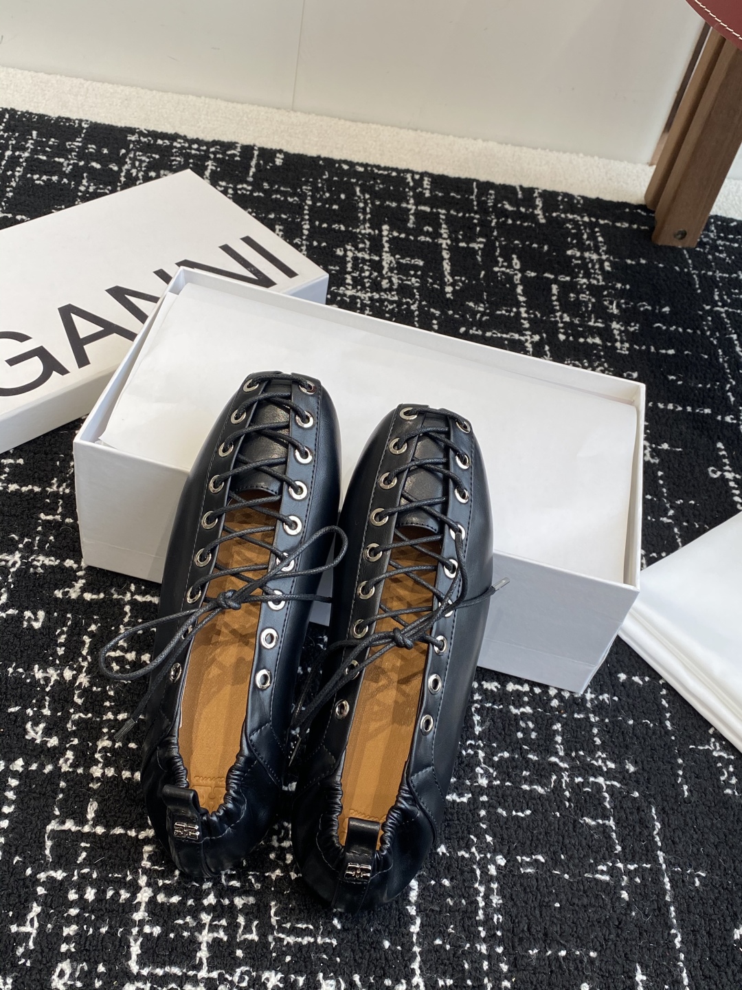 代购级
GANNI 25ss 春夏走秀款单鞋 一年四季都可以穿的单鞋来了，一双封神的四季鞋 简约复古设计