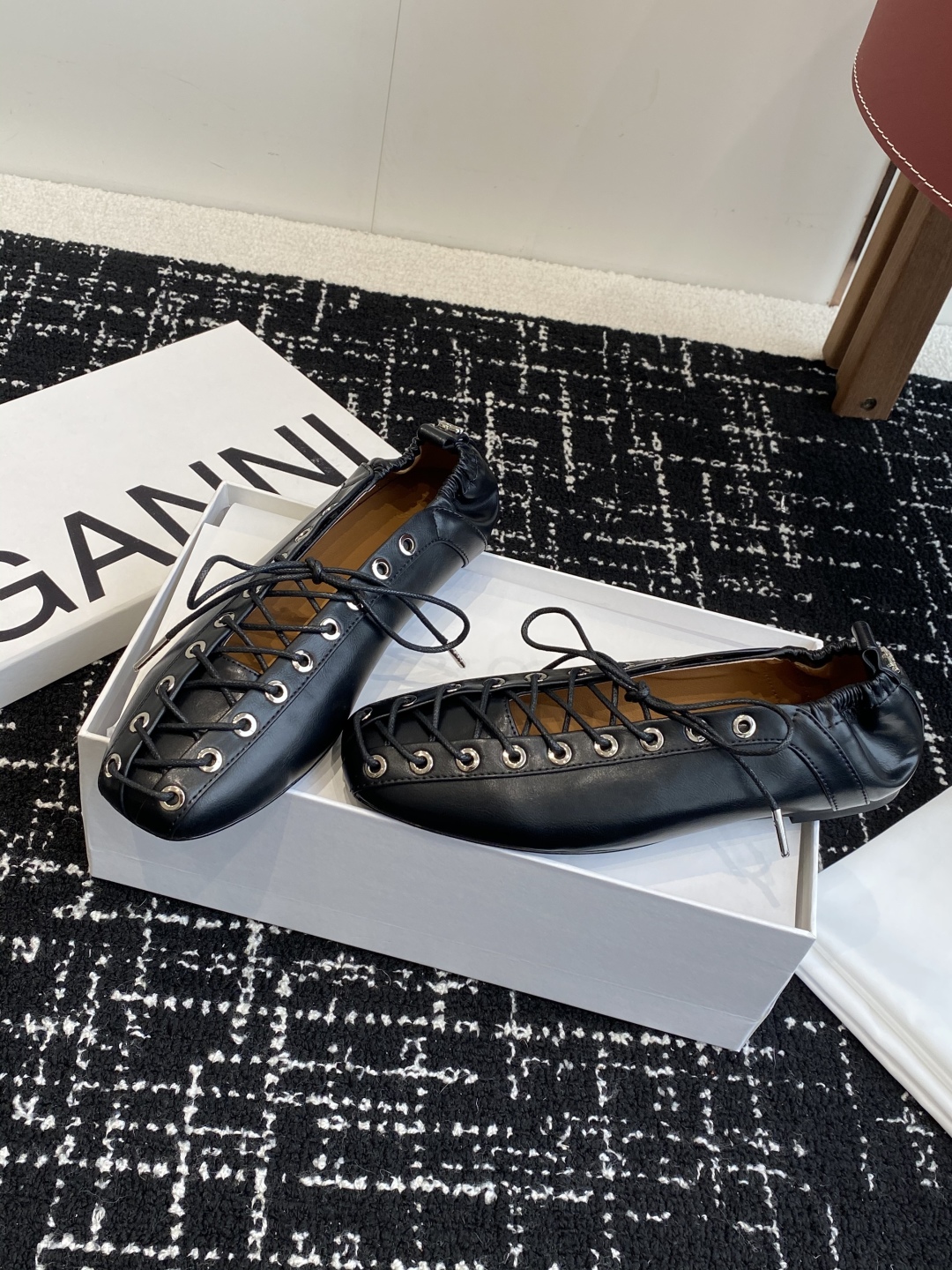 代购级
GANNI 25ss 春夏走秀款单鞋 一年四季都可以穿的单鞋来了，一双封神的四季鞋 简约复古设计