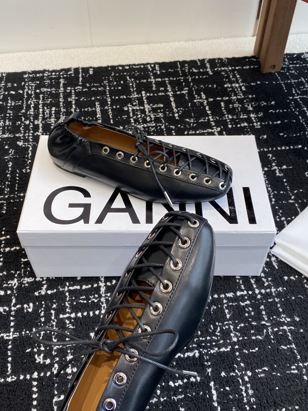 代购级
GANNI 25ss 春夏走秀款单鞋 一年四季都可以穿的单鞋来了，一双封神的四季鞋 简约复古设计
