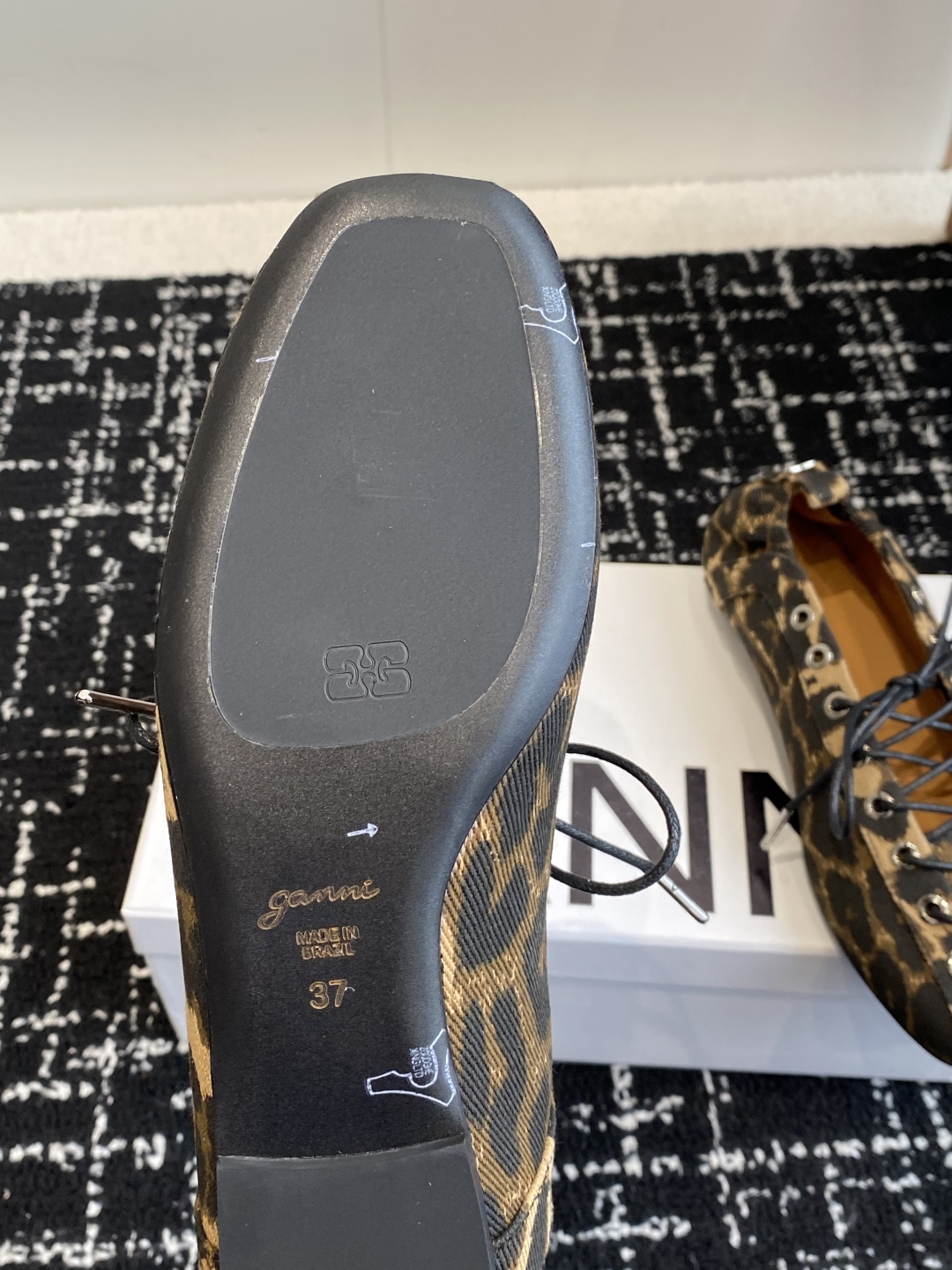 代购级
GANNI 25ss 春夏走秀款单鞋 一年四季都可以穿的单鞋来了，一双封神的四季鞋 简约复古设计