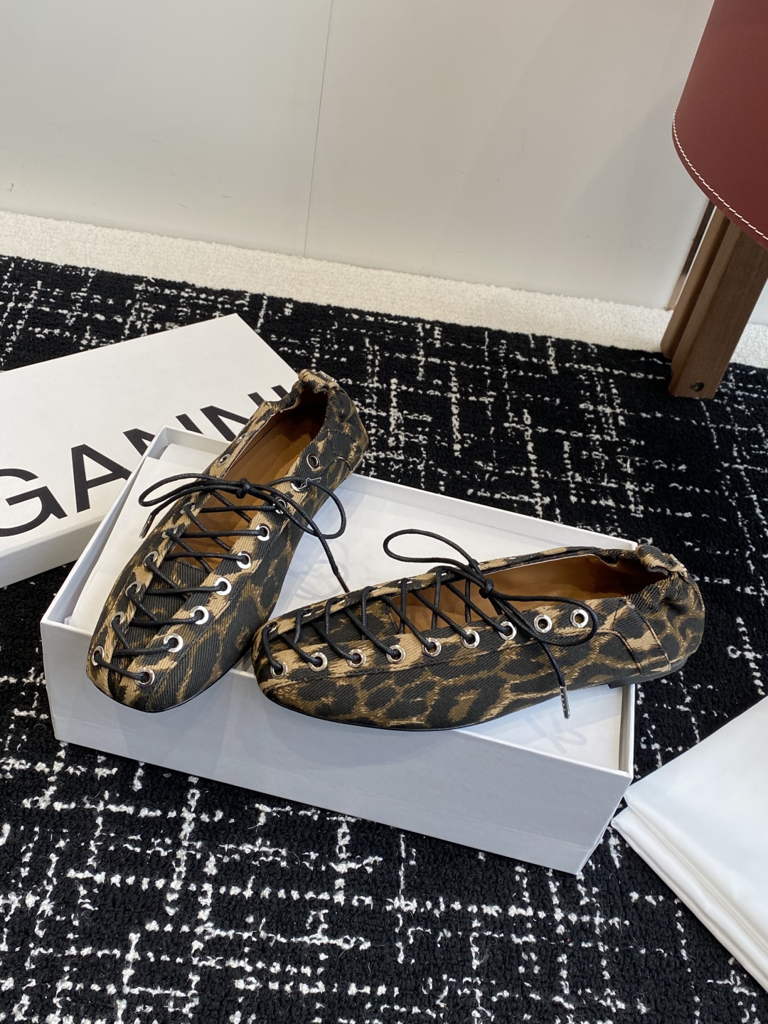 代购级
GANNI 25ss 春夏走秀款单鞋 一年四季都可以穿的单鞋来了，一双封神的四季鞋 简约复古设计